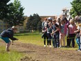 Děti ZŠ Jugoslávská se zapojili do zazelenění okolí školy