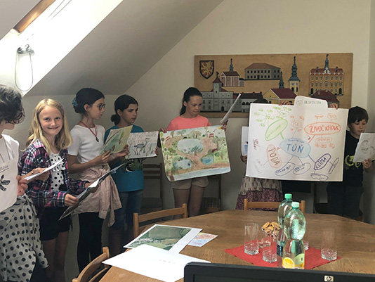 Děti prezentovaly svůj návrh na tvorbu tůněk také zástupcům města Rousínov